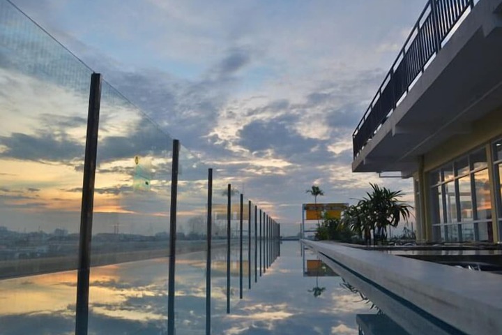 Pool Hotel