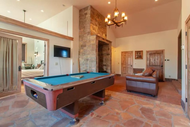 14 Guests 5BR 2BA Game room and Living