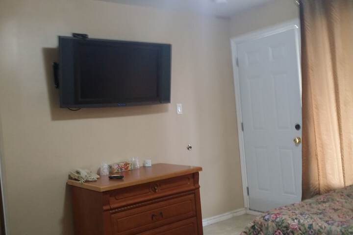 1 Queen Bed (11 of 17)