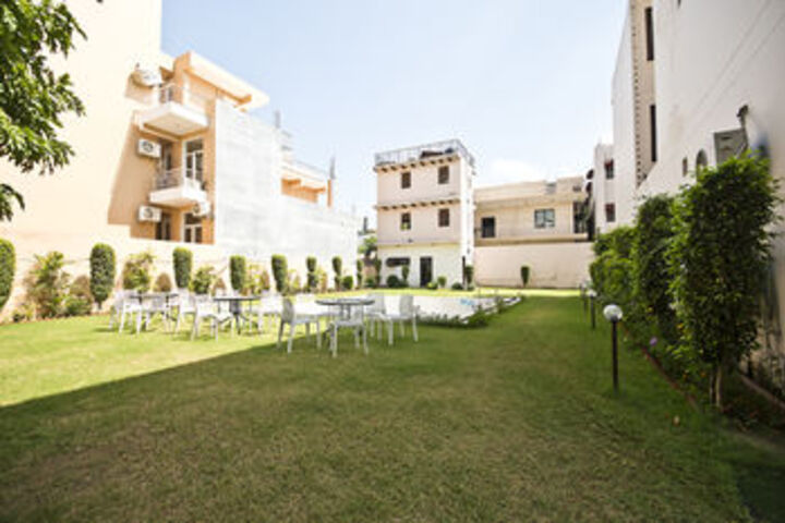 Hotel Exterior 10 of 23