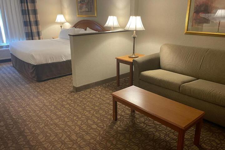 1 King Bed (6 of 10)