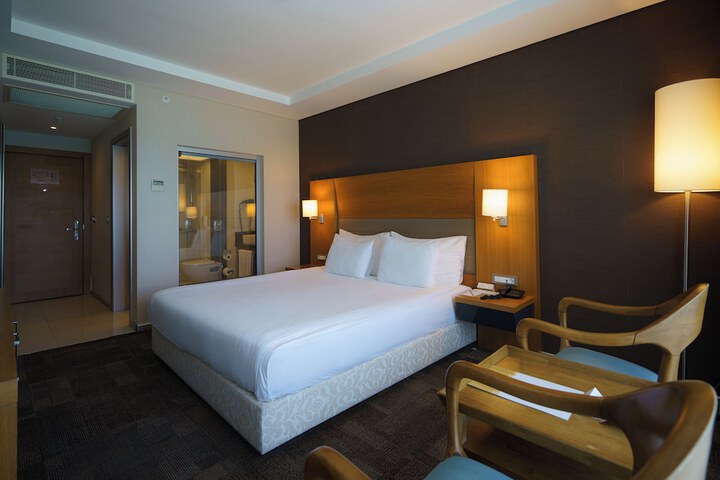Room 27 of 82