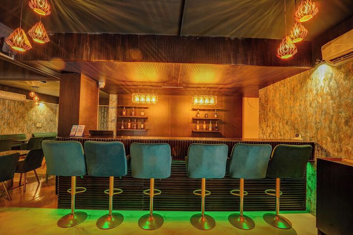 Lounge 23 of 31