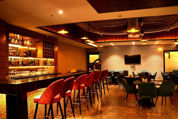 Lounge 31 of 37