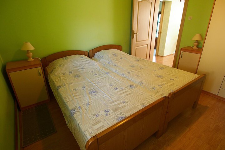 Room 5 of 16