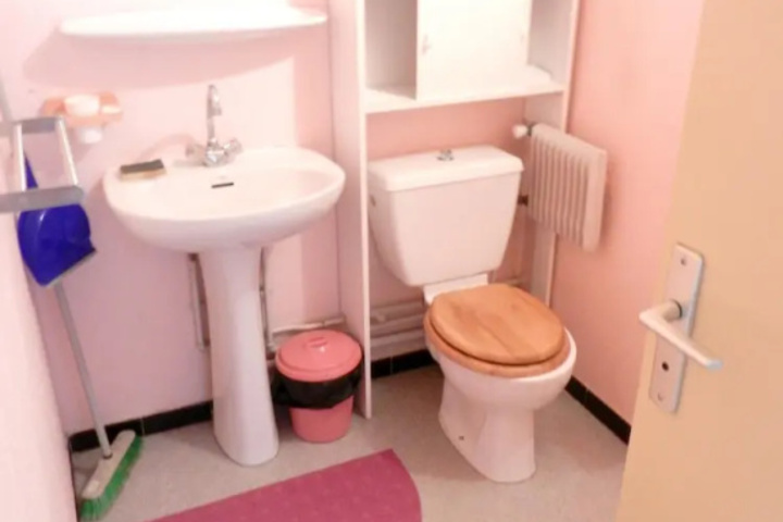 Room 4 of 9