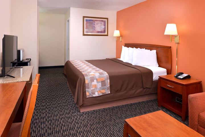 1 King Bed (3 of 9)
