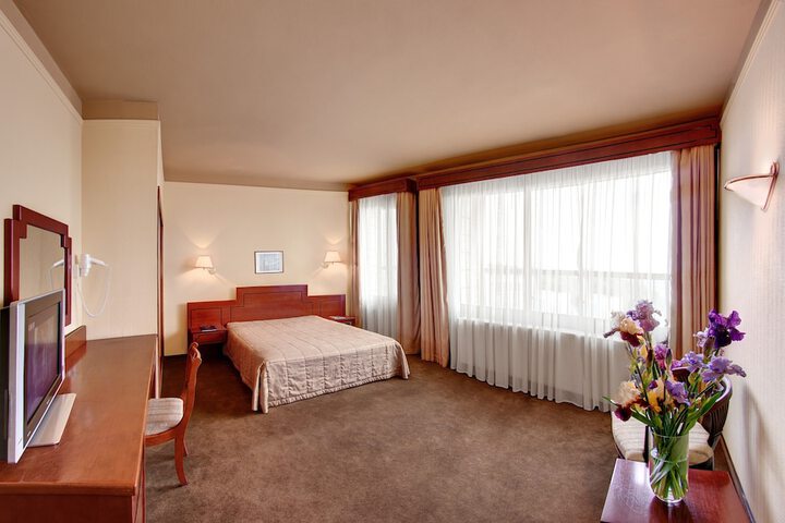 Room 5 of 97