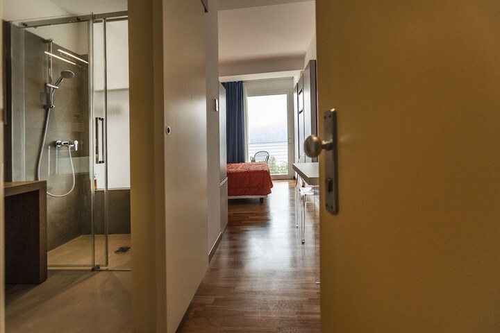 Room 8 of 34