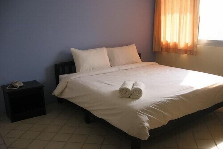 Room 6 of 28