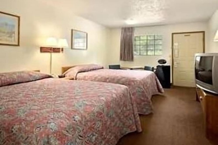 1 Queen Bed (3 of 3)