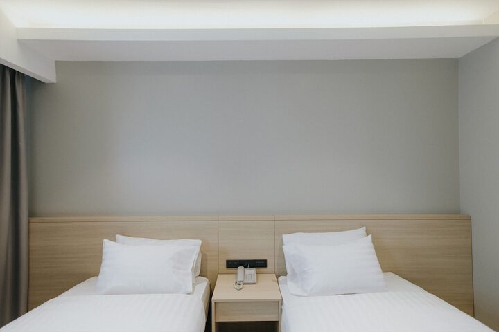 Room 36 of 100