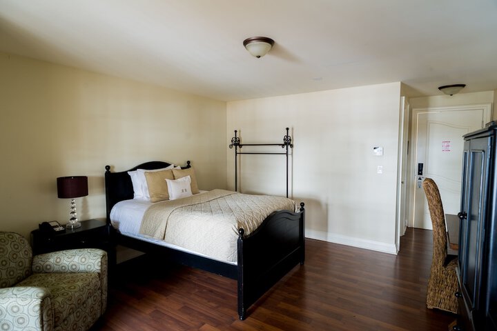 2 Queen Beds Waterside Loft (31 of 32)