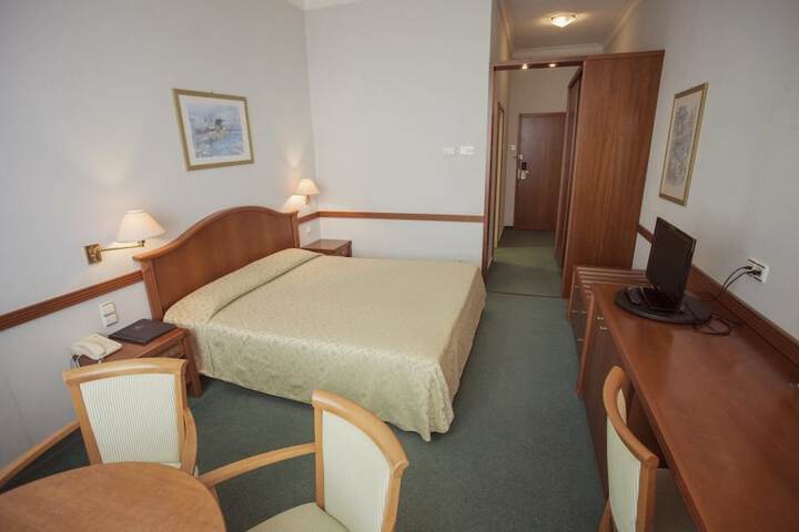 Room 4 of 37