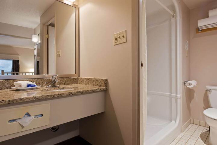 2 Queen Beds West Wing Patio Atrium View Microwave, Refrigerator WiFi (29 of 32)