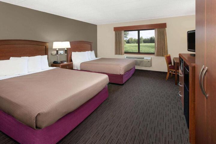 2 Queen Beds (7 of 7)