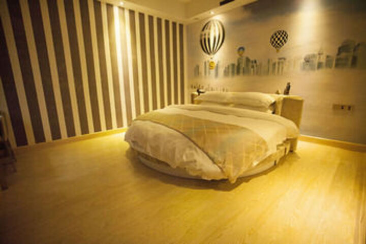 Room 13 of 36