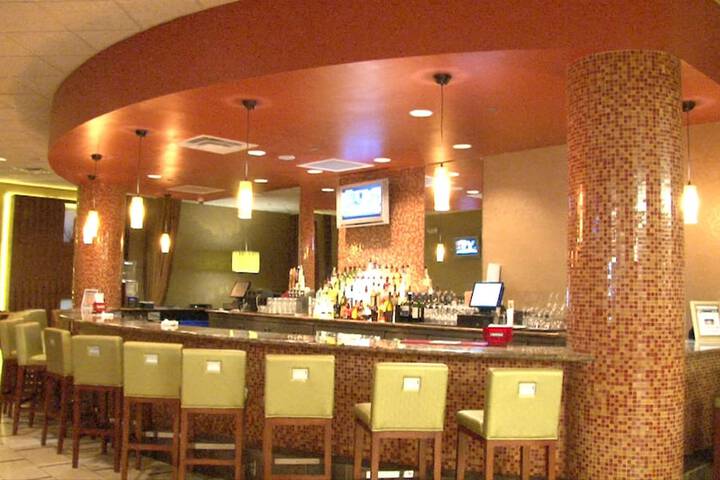 Lounge 23 of 38