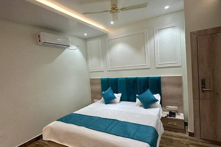 Room 5 of 18