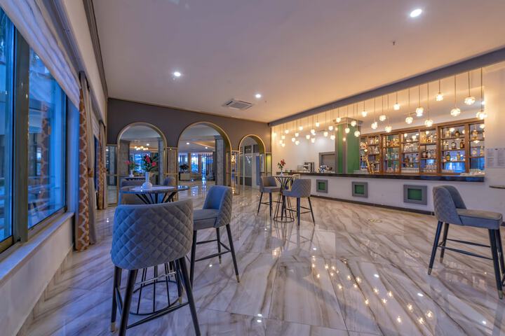 Lounge 95 of 121