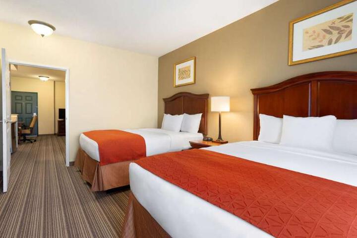 2 Queen Beds (12 of 12)
