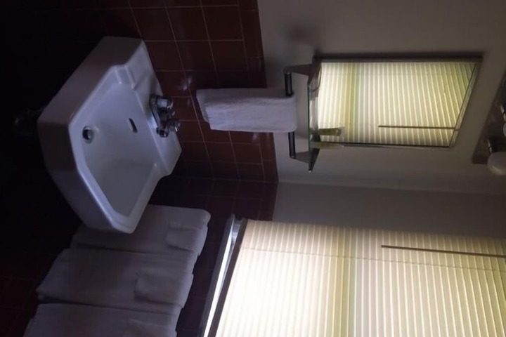 1 Queen Bed (7 of 7)