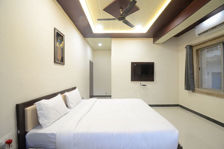 Room 13 of 28