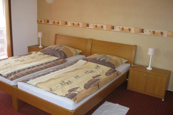 Room 9 of 33