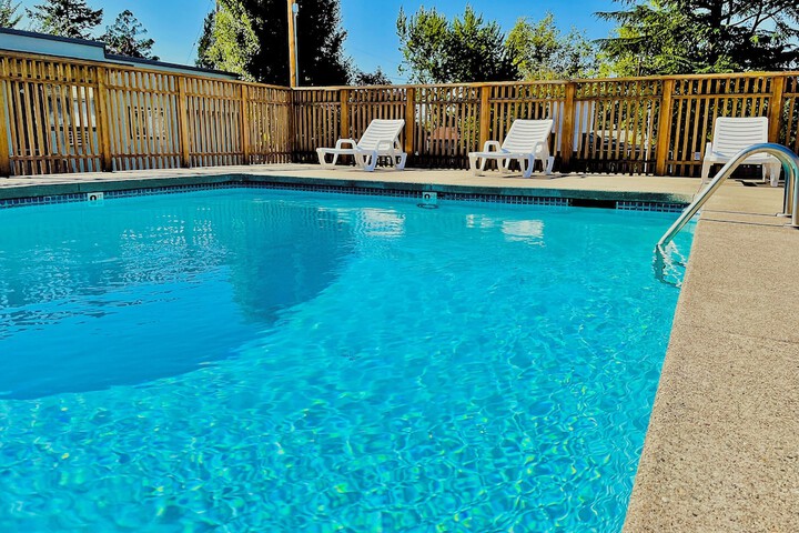 Hotel with Pool