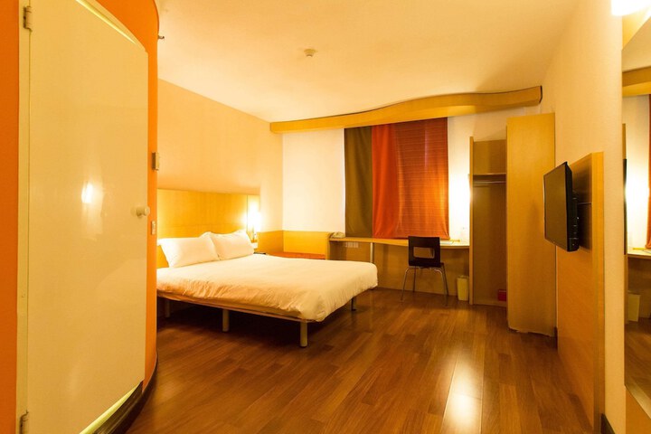Room 9 of 35