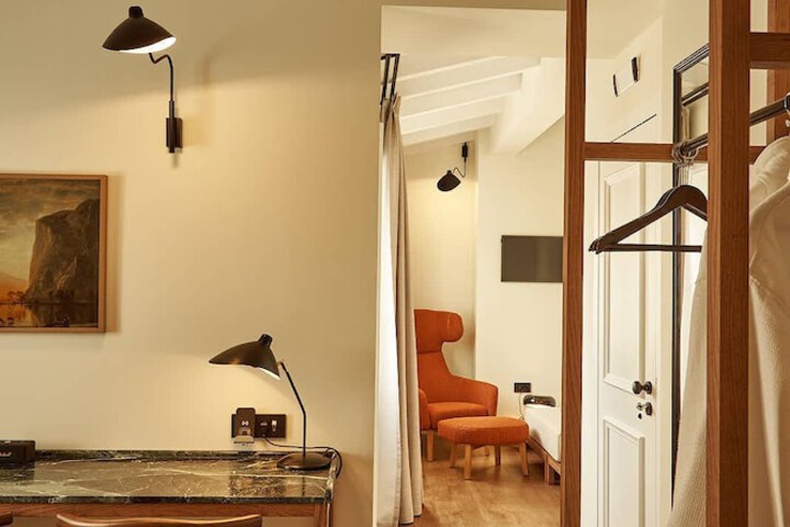 Room 5 of 28