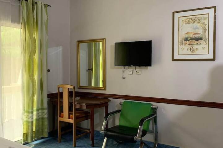 Room 13 of 87