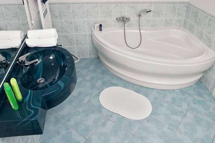 Deep soaking bathtub