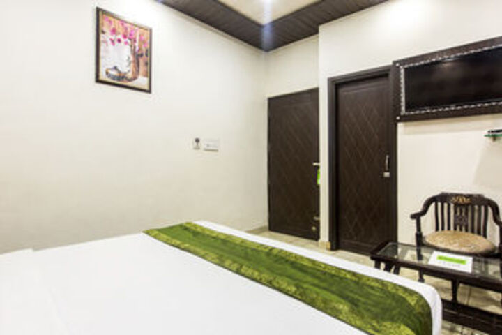 Room 12 of 30