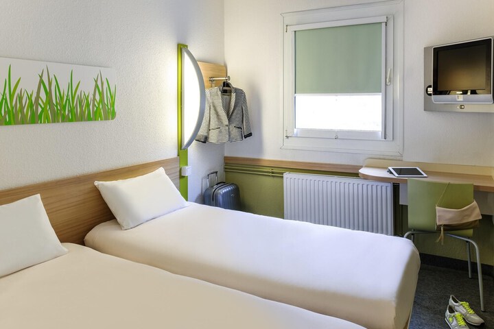 Room 8 of 40