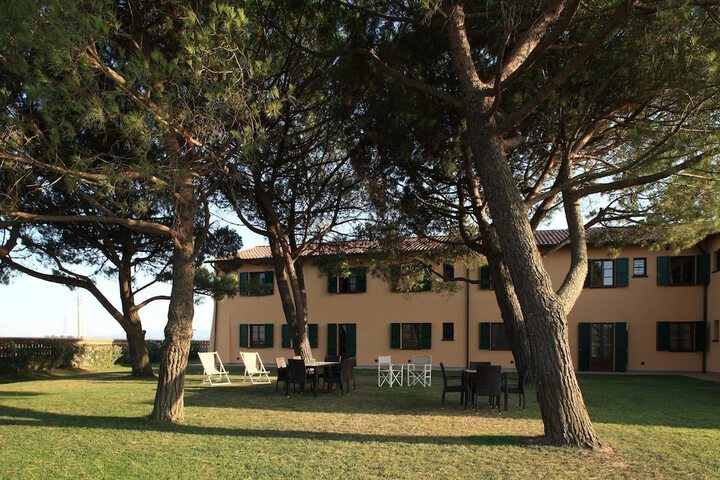 Hotel Exterior 32 of 40