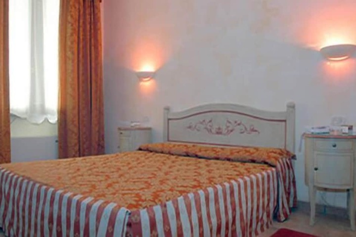 Room 6 of 33