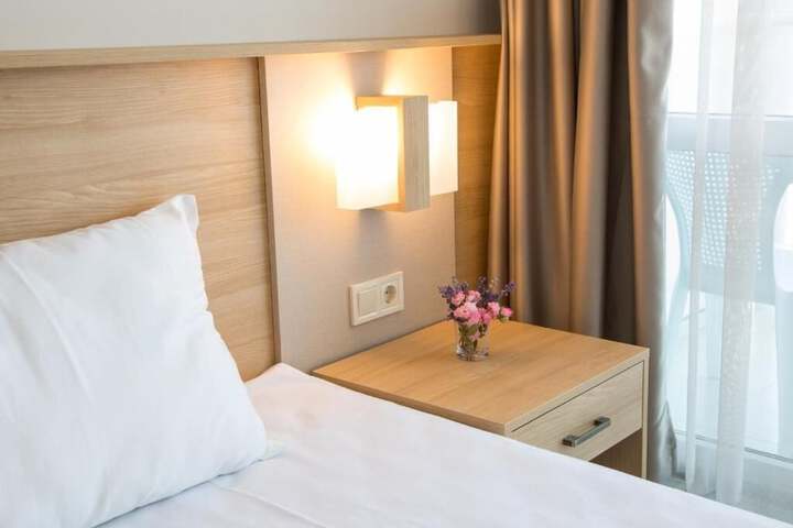 Room 32 of 100