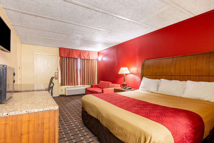 1 King Bed (7 of 7)