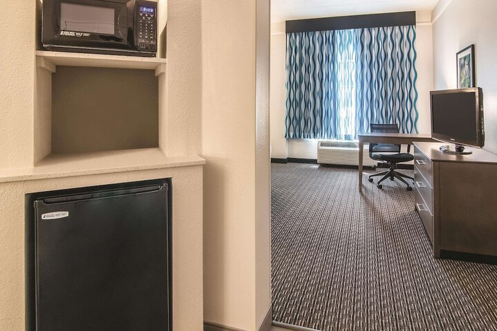 1 King Bed Mobility Hearing Impaired Accessible Room (4 of 24)