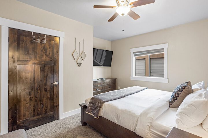Room 2 of 32