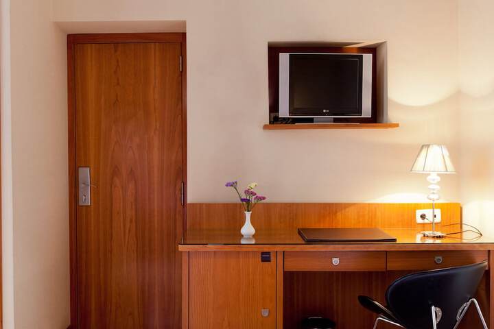 Room 13 of 36