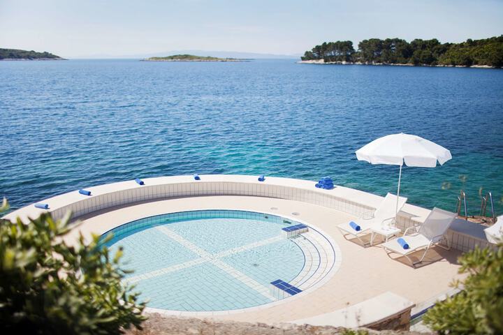 Pools & Facilities
