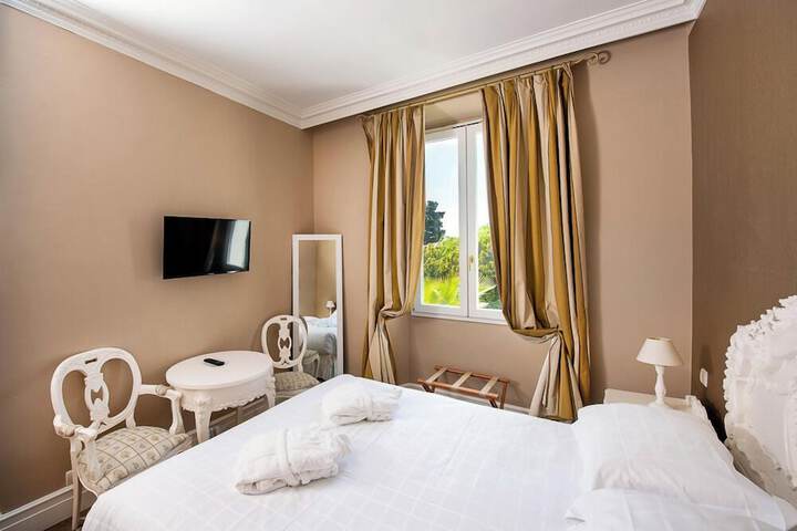 Room 3 of 34