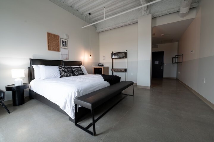 1 King Bed (5 of 19)