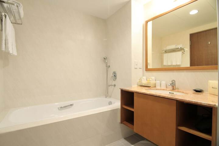 Deep soaking bathtub