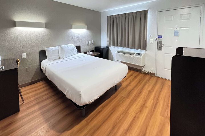 2 Queen Beds Refrigerator (10 of 10)