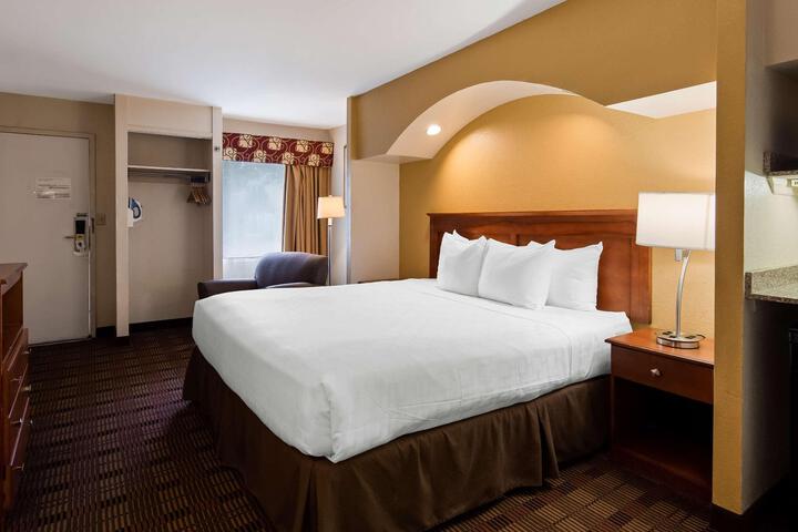 1 King Bed High Speed Internet Accessible Microwave, Refrigerator, Continental Breakfast (9 of 14)