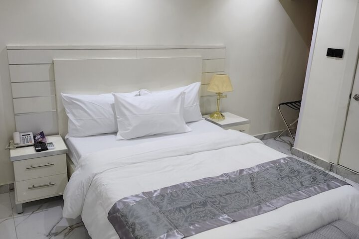 Room 7 of 18