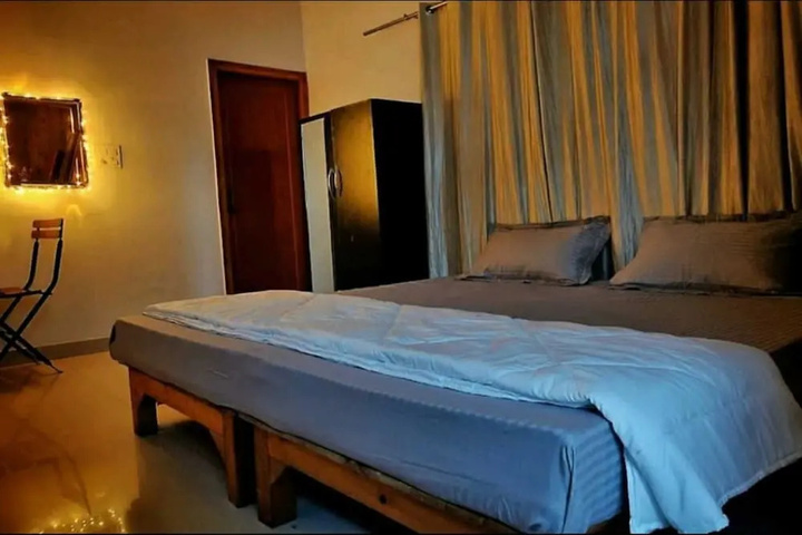 Room 4 of 7